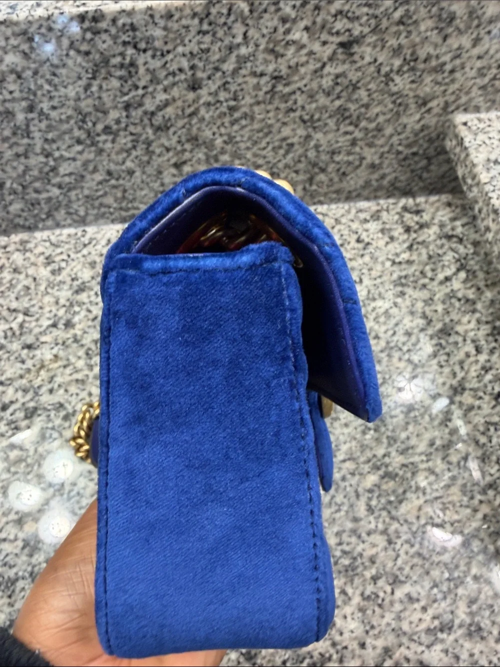 Gucci Royal Blue Velvet Shoulder Bag with Gold Hardware - Picture 4 of 9